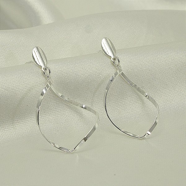 Brinco com Design Torcido Banhado a Prata 925