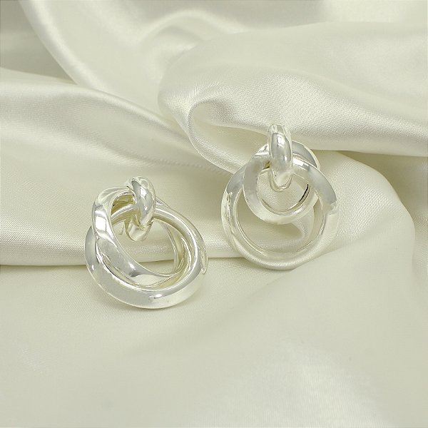 Brinco com Elos Entrelaçados Banhado a Prata 925