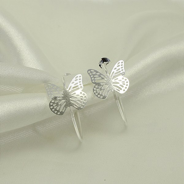 Brinco Argola com Detalhe de Borboleta Banhado a Prata 925