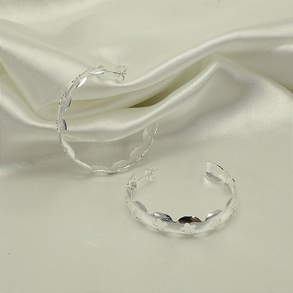 Brinco Argola com Detalhe de Flor Banhado a Prata 925