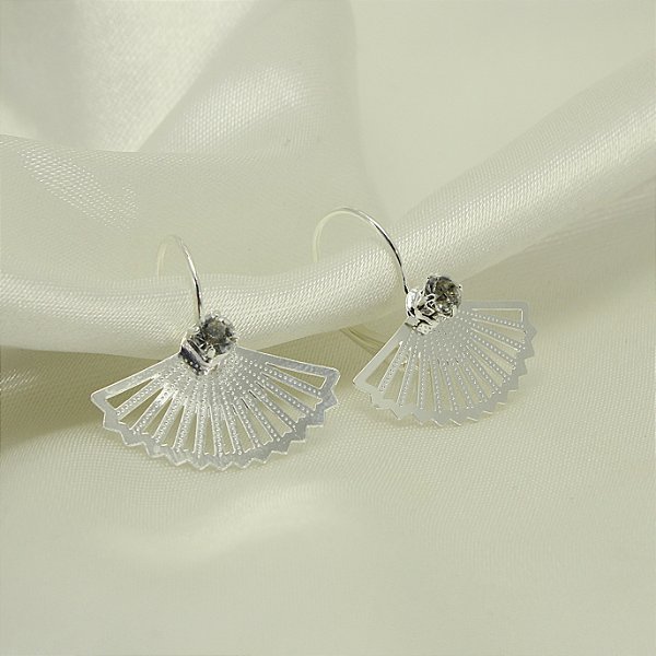 Brinco com Design de Leque e Zircônia Banhado a Prata 925