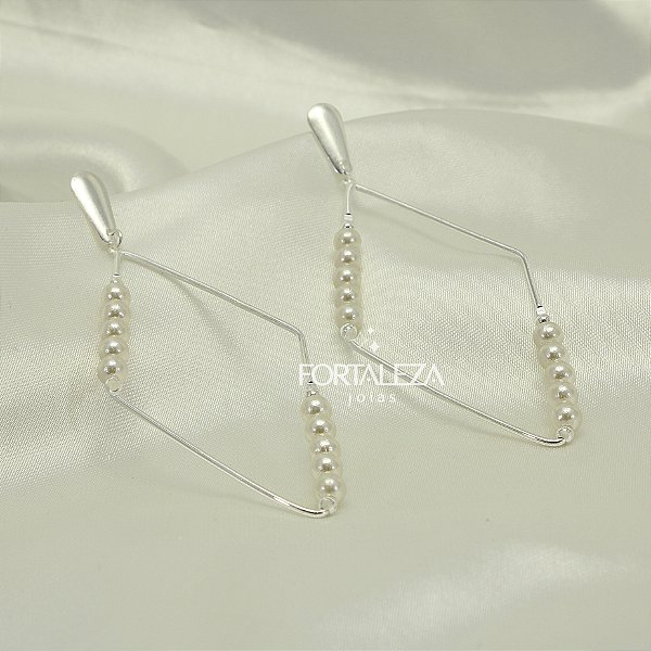 Brinco com Detalhes em Pérolas Banhado a Prata 925