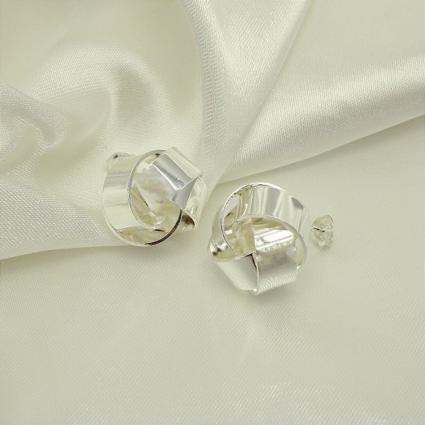 Brinco com Design de Nó Banhado a Prata 925