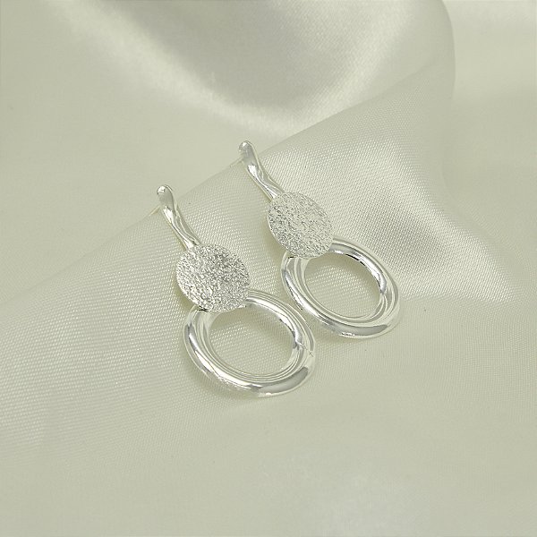 Brinco Vazado com Detalhe Texturizado Banhado a Prata 925