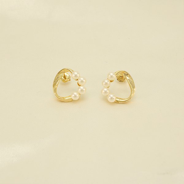 Brinco com Detalhe em Pérolas Banhado a Ouro 18k
