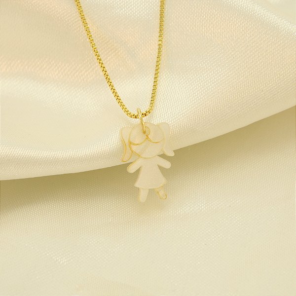 Gargantilha com Menina de Resina Banhado a Ouro 18k