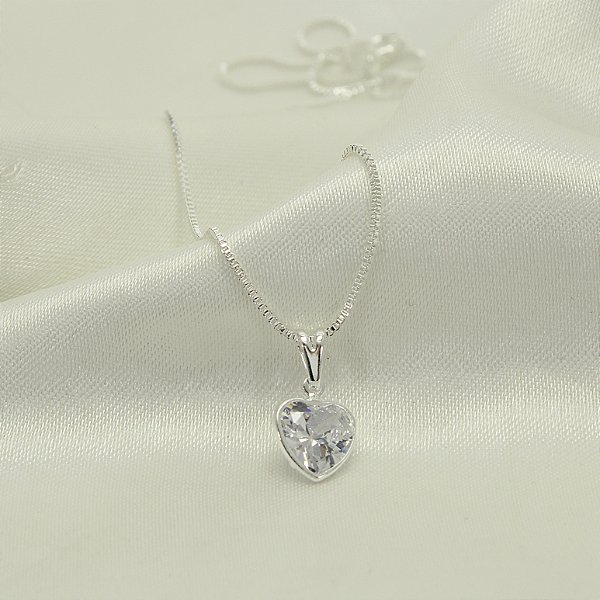 Gargantilha de Coração com Zircônia Cristal Banhado a Prata