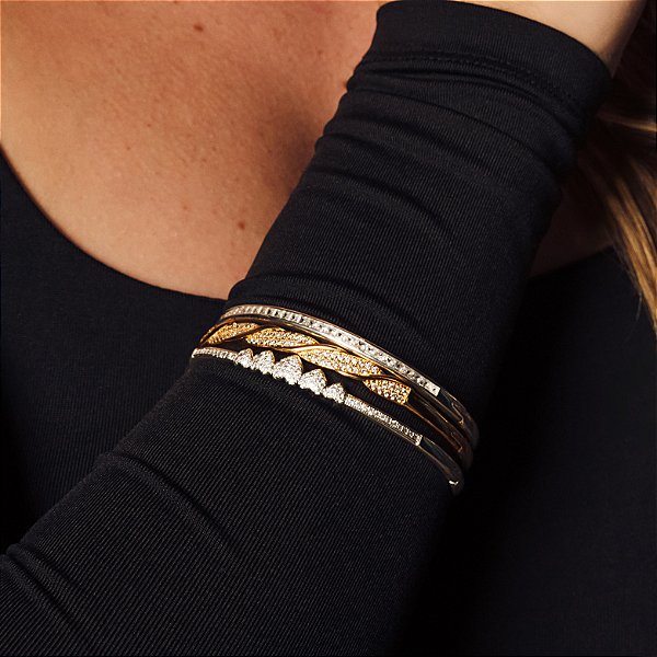 Bracelete com Design Torcido Cravejado e Banhado a Ouro 18k