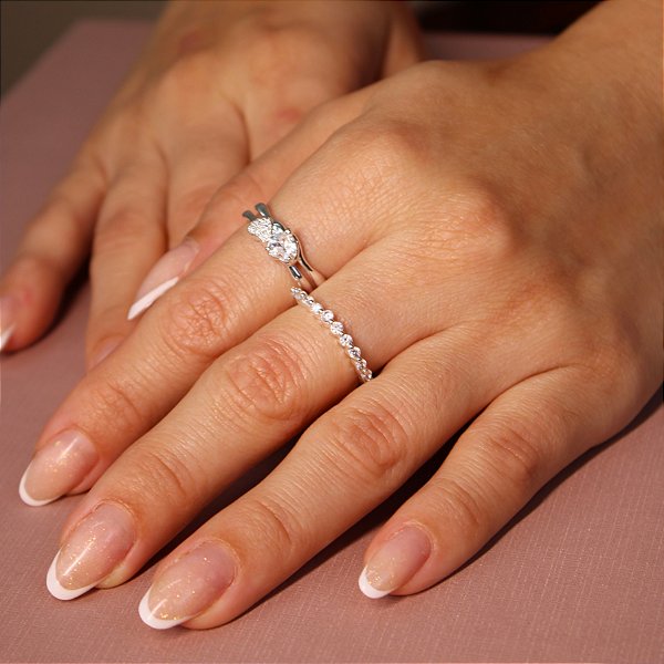 Anel Meia Aliança Cravejado em Zircônia Banhado a Prata 925