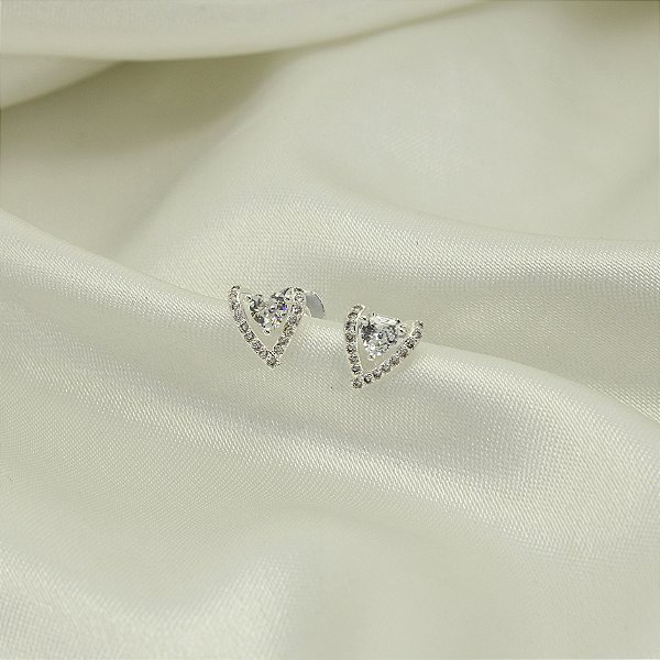 Brinco com Design de Coração Cravejado e Banhado a Prata 925