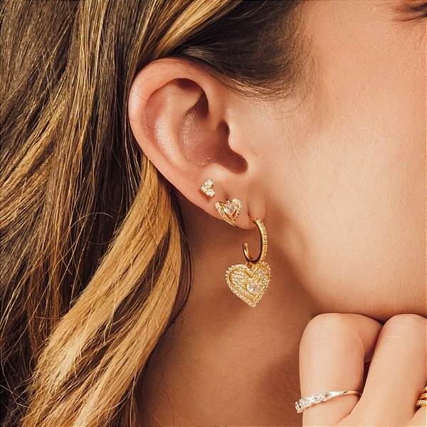 Brinco com Design de Coração Cravejado e Banhado a Ouro 18k