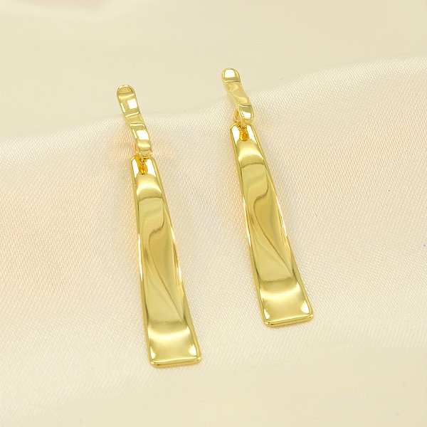 Brinco com Design Ondulado Banhado a Ouro 18k