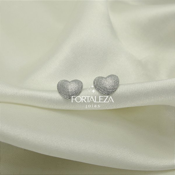 Brinco Coração Texturizado Banhado a Ouro Branco