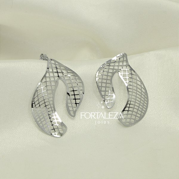Brinco Orgânico Vazado com Trama Banhado a Ouro Branco