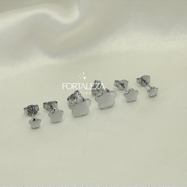 Brinco em Trio de Flor Lisa Banhado a Ouro Branco