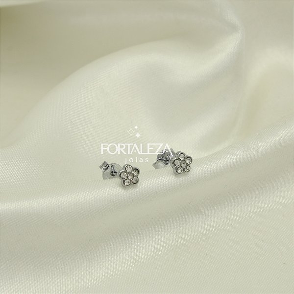 Brinco de Flor Cravejada em Zircônia Banhado a Ouro Branco