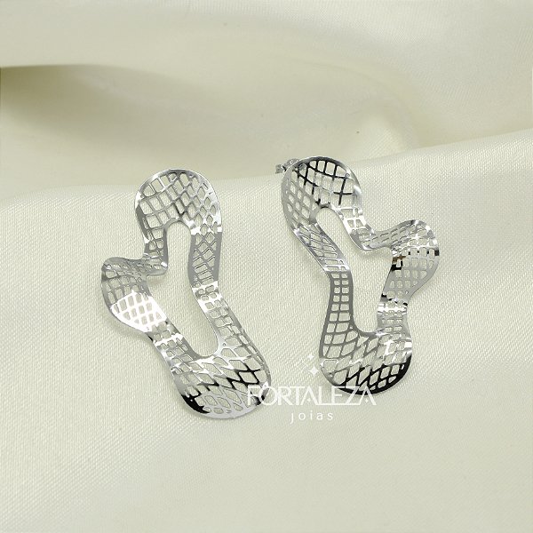 Brinco Orgânico em Trama Vazado Banhado a Ouro Branco