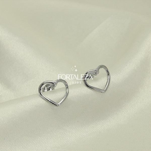 Brinco de Coração Vazado Banhado a Ouro Branco