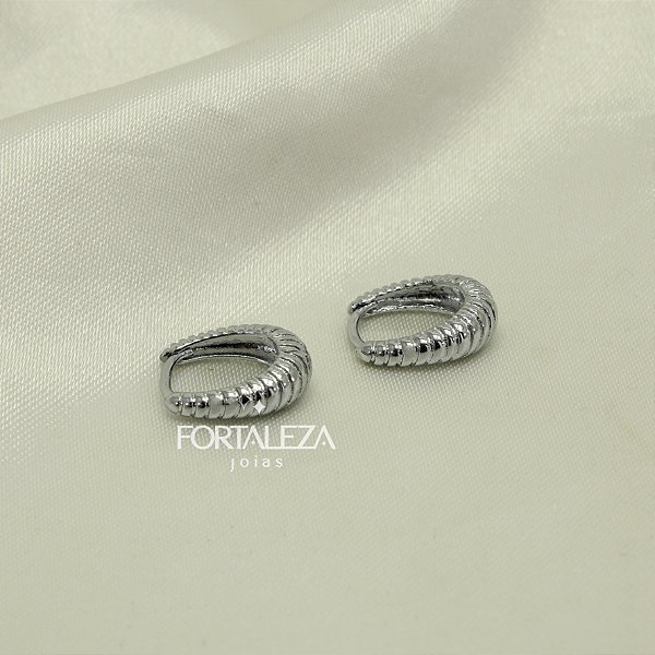 Brinco Argola Oval Texturizado Banhado a Ouro Branco