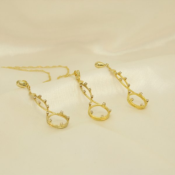 Conjunto de Design Torcido e Zircônias Banhado a Ouro 18k