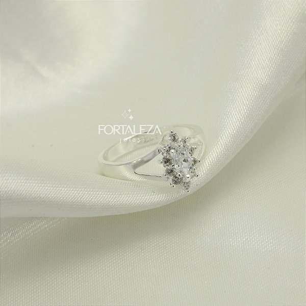 Anel com Detalhe Trabalhado em Zircônia Banhado a Prata