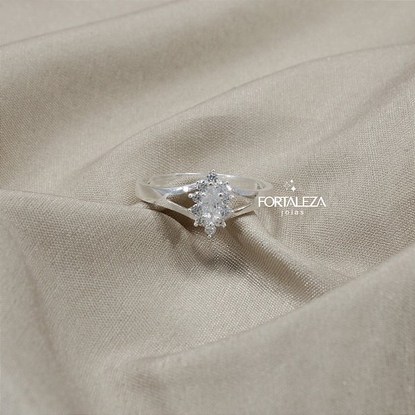 Anel com Detalhe Trabalhado em Zircônia Banhado a Prata