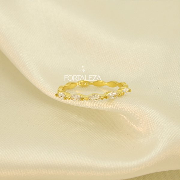 Anel Trabalhado e Cravejado em Zircônia Banhado a Ouro 18k