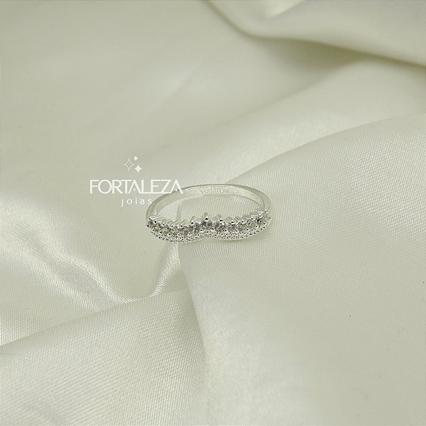 Anel com Design de Coroa Cravejada Banhado a Prata 925