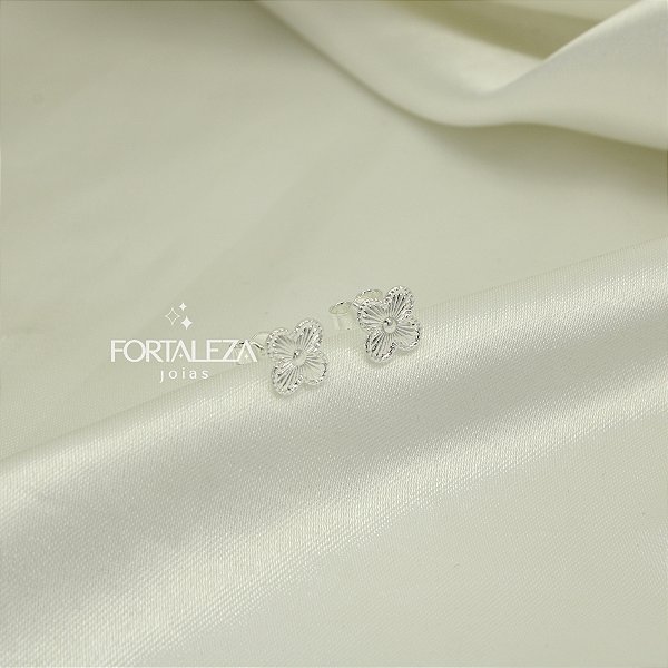 Brinco de Trevo Texturizado Banhado a Prata 925
