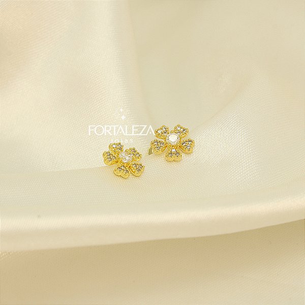 Brinco de Flor Cravejado em Zircônia Banhado a Ouro 18k