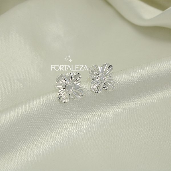 Brinco de Flor Texturizada Banhado a Prata