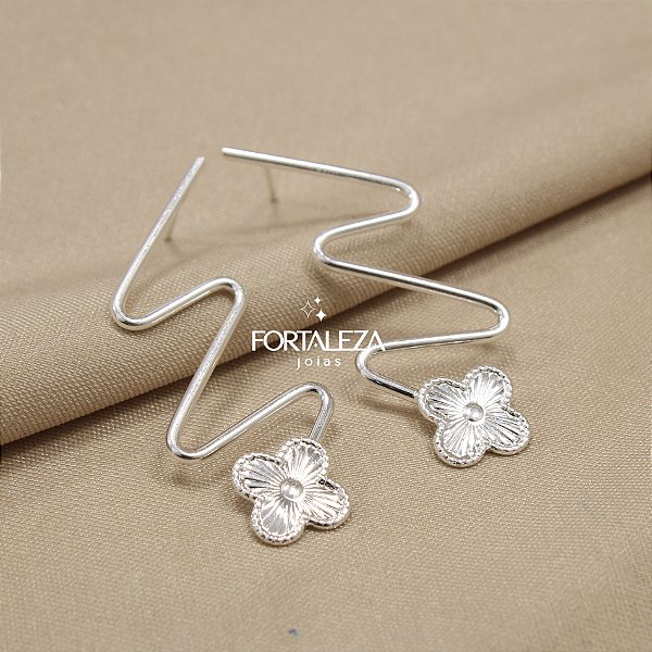 Brinco de Trevo com Fio Ondulado Banhado a Prata 925