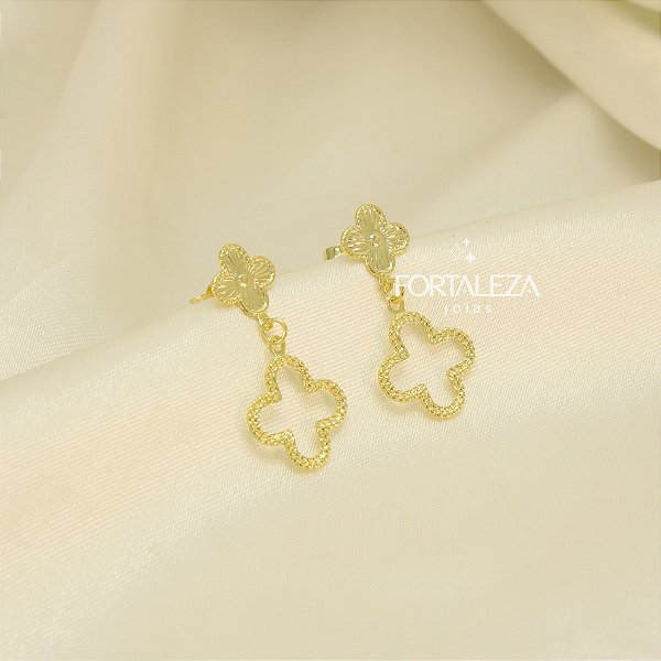 Brinco de Trevo Texturizado e Vazado Banhado a Ouro 18k