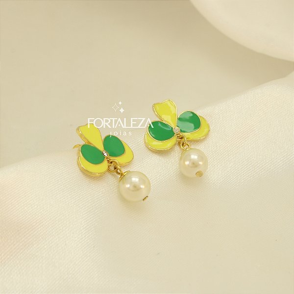 Brinco de Flor em Resina com Pérola Banhado a Ouro 18k