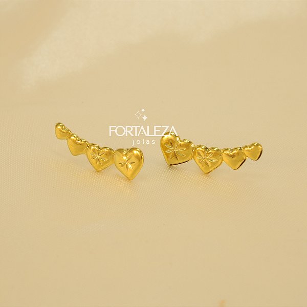 Brinco Ear Cuff de Corações Banhado a Ouro 18k