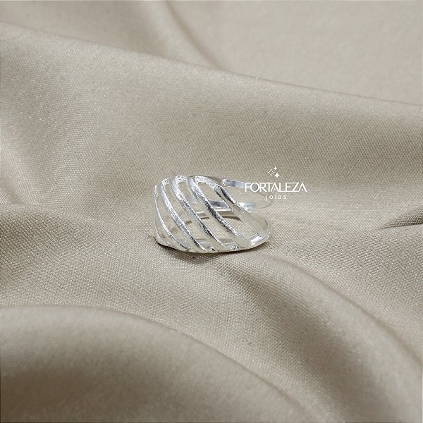 Anel com Design Vazado Banhado a Prata