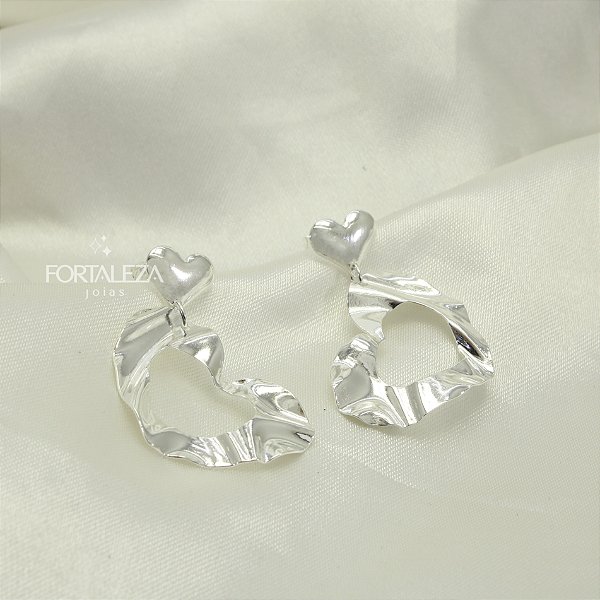 Brinco de Coração com Design Ondulado e Banhado a Prata