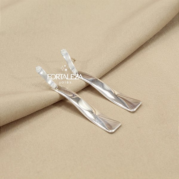 Brinco com Design Ondulado Banhado a Prata
