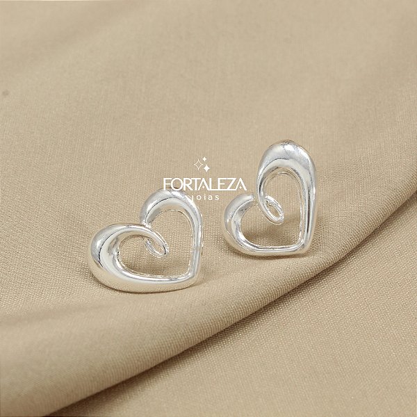 Brinco de Coração Vazado Banhado a Prata