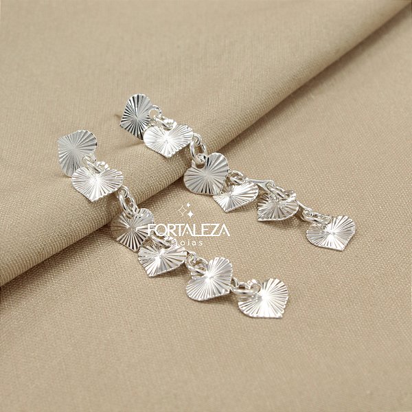 Brinco Cascata de Corações Plissados Banhado a Prata
