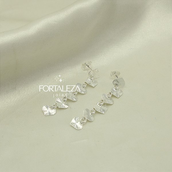 Brinco Cascata de Corações Plissados Banhado a Prata