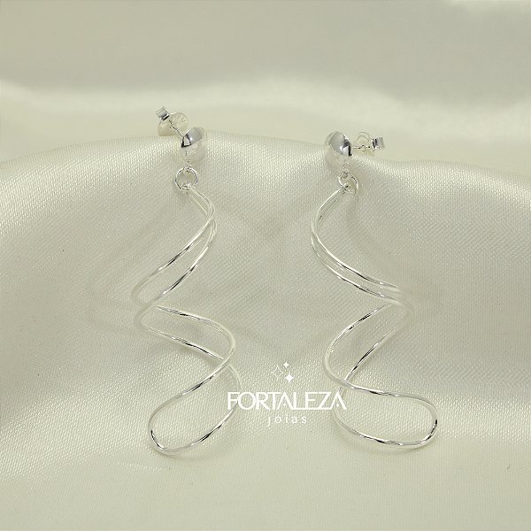 Brinco com Design Torcido Banhado a Prata