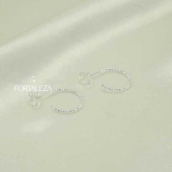 Brinco Argola com Design Torcido Banhado a Prata 925