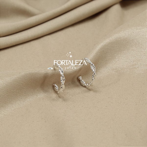 Brinco Argola com Design Torcido Banhado a Prata 925