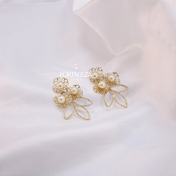 Brinco de Flores com Detalhe de Pérola Banhado a Ouro 18k