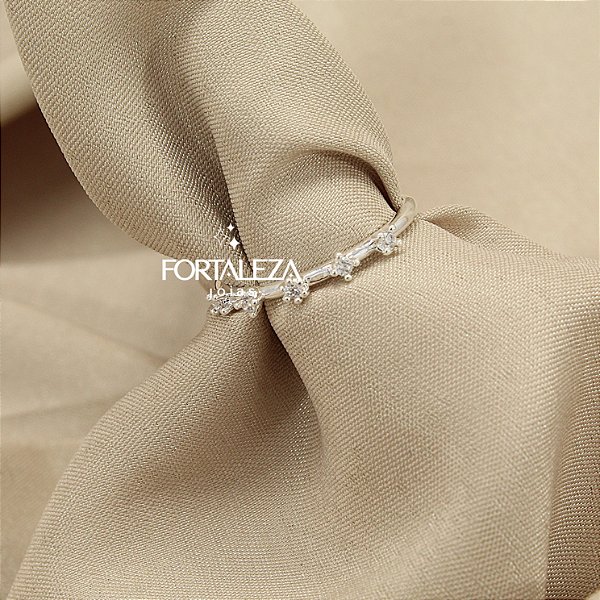 Anel com Detalhes de Zircônia Cristal Banhado a Prata