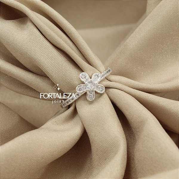Anel Flor Cravejada em Zorcônia Cristal Banhado a Prata