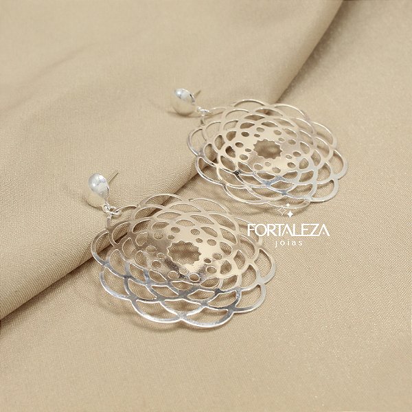 Brinco com Design de Flor Vazada Banhado a Prata