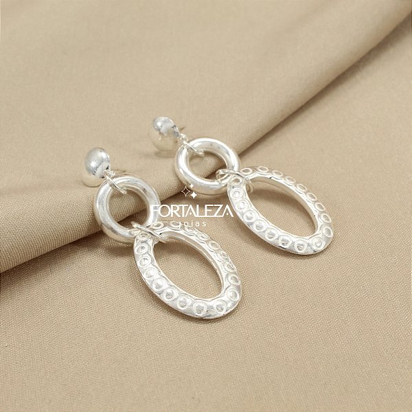 Brinco Oval trabalhado Banhado a Prata