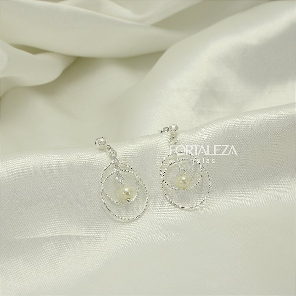 Brinco Aro Texturizado e Detalhe de Pérola Banhado a Prata